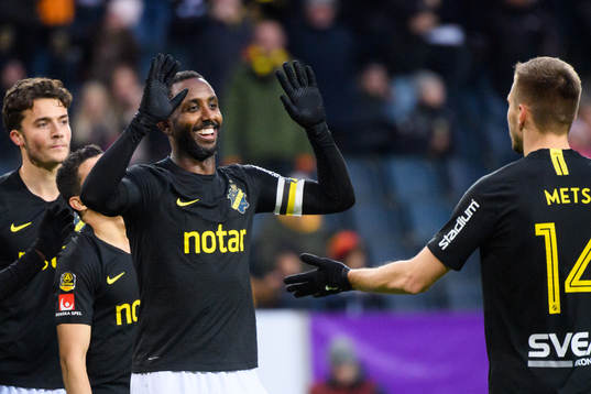 s Henok Goitom jublar med Karol Mets