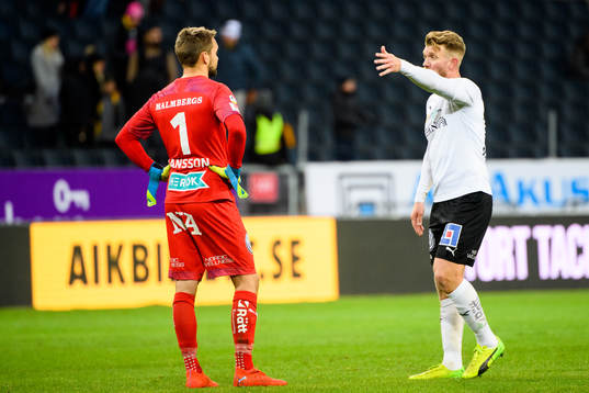 Örebros målvakt Oscar Jansson och Michael Almebäck deppar