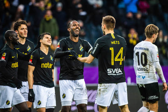 s Tarik Elyounoussi och Karol Mets jublar med Henok Goitom