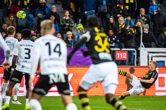 s Sebastian Larsson med en misslyckad frispark