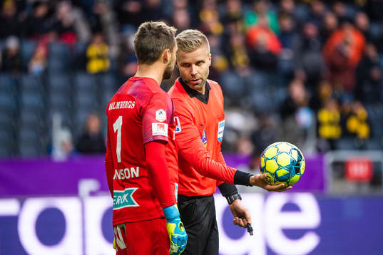 Örebros målvakt Oscar Jansson och domare Glenn Nyberg