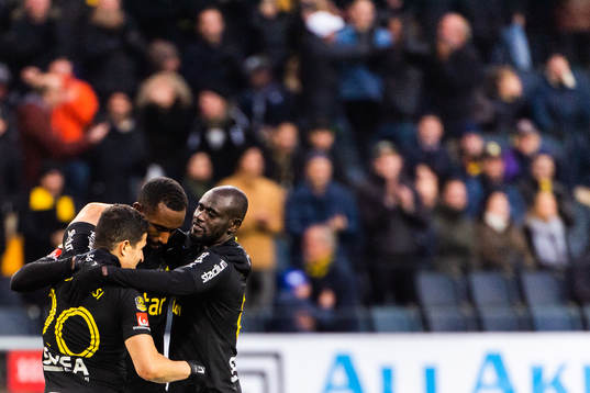 s Tarik Elyounoussi och Enoch Kofi Adu jublar med Henok