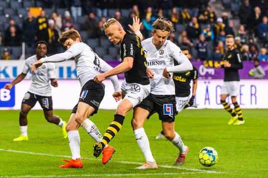 Örebros Albin Granlund och Niclas Bergmark försvarar mot