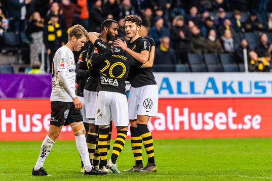 s spelare jublar med Henok Goitom