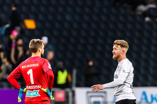 Örebros målvakt Oscar Jansson och Michael Almebäck deppar