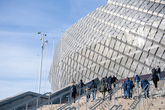 Besökare anländer tilll Tele2 Arena