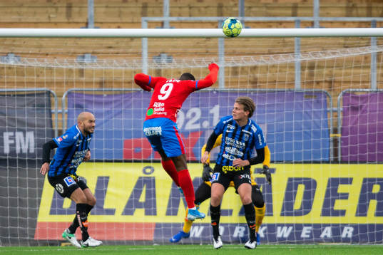 Helsingborgs Alhaji Gero nickar in 2-1 målet
