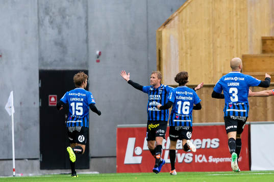 Sirius Christer Gustafsson jublar med lagkamrater