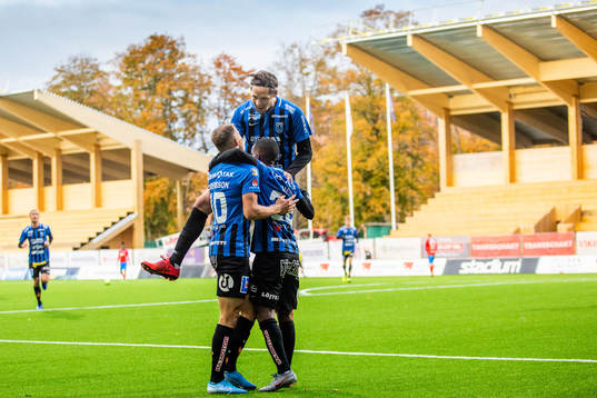 Sirius Mohammed Khalid Saeid jublar med Philip Haglund och