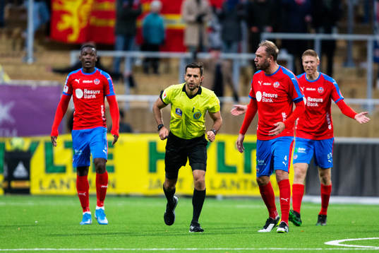 Helsingborgs Andreas Granqvist och domare Granit Maqedonci