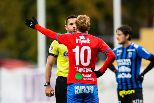 Helsingborgs Alexander Farnerud och domare Granit Maqedonci