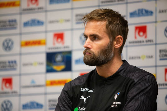 Helsingborgs tränare Olof Mellberg på en presskonferens
