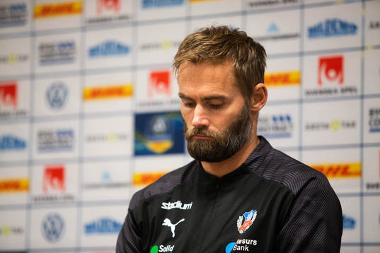 Helsingborgs tränare Olof Mellberg på en presskonferens