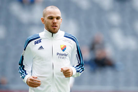 Djurgårdens Marcus Danielson värmer upp innan