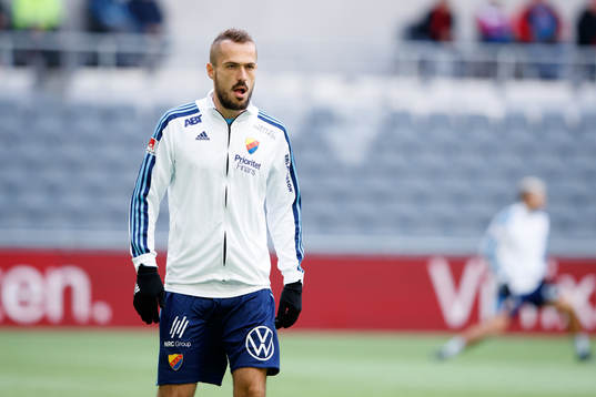 Djurgårdens Emir Kujovic värmer upp innan fotbollsmatchen