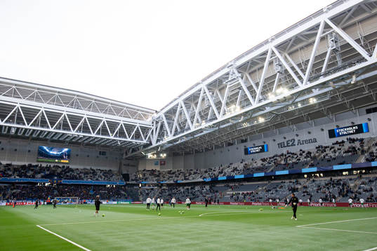 Spelarna värmer upp på Tele2 Arena innan fotbollsmatchen