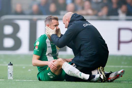 Hammarbys Richard Magyar undersöks av sjukvårdare