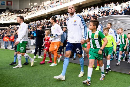 Djurgårdens Marcus Danielson går in på arenan innan