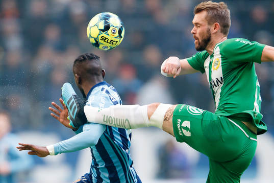 Djurgårdens Mohamed Buya Turay och Hammarbys Mads Fenger