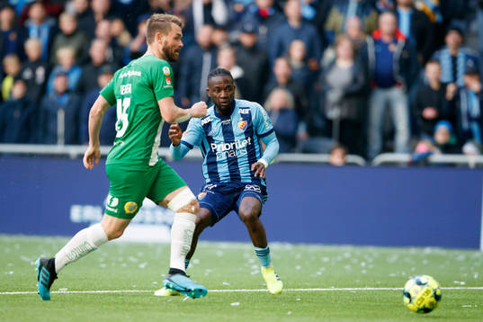 Djurgårdens Mohamed Buya Turay skjuter mot mål