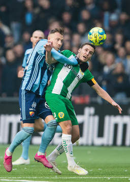 Djurgårdens Fredrik Ulvestad i en nickduell med Hammarbys