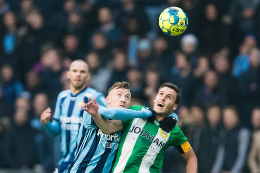 Djurgårdens Fredrik Ulvestad i en nickduell med Hammarbys