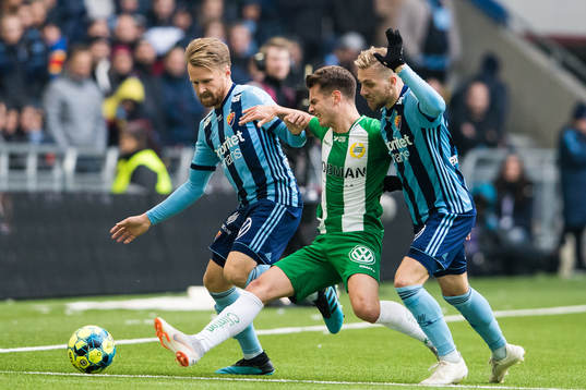 Hammarbys Alexander Kacaniklic stoppas av Djurgårdens