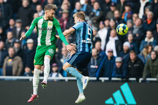 Hammarbys Simon Sandberg i en nickduell med Djurgårdens