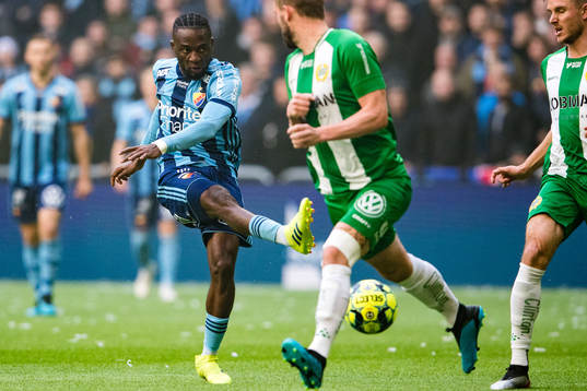 Djurgårdens Mohamed Buya Turay med ett skott