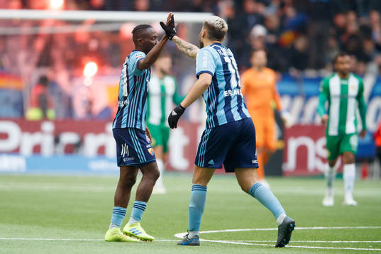 Djurgårdens Mohamed Buya Turay och Astrit Ajdarevic jublar
