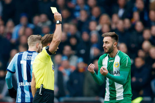 Hammarbys Muamer Tankovic får gult kort