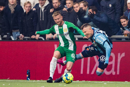 Hammarbys Dennis Widgren i kamp om bollen med Djurgårdens