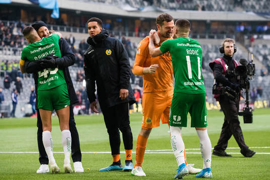 Hammarbys Nikola Djurdjic, målvakt Johan Wiland, målvakt