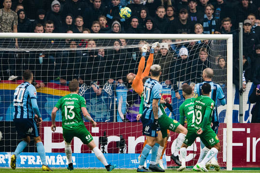 Hammarbys målvakt Davor Blazevic med en räddning