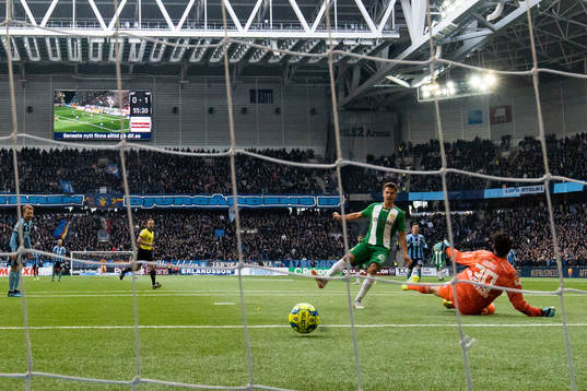 Hammarbys Alexander Kacaniklic gör 0-2 för Hammarby bakom