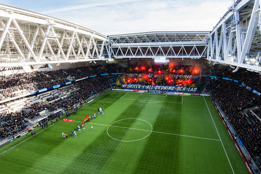 Djurgårdens och Hammarbys spelare ställer upp sig på