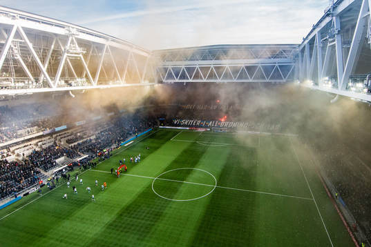 Hammarbys och Djurgårdens spelare förbereder sig innan