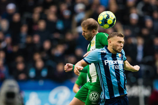 Hammarbys Darijan Bojanic i en nickduell med Djurgårdens