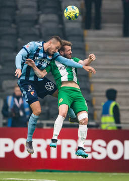 Djurgårdens Emir Kujovic i en nickduell med Hammarbys Mads