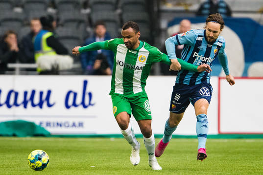 Hammarbys Serge-Junior Martinsson Ngouali i kamp om bollen