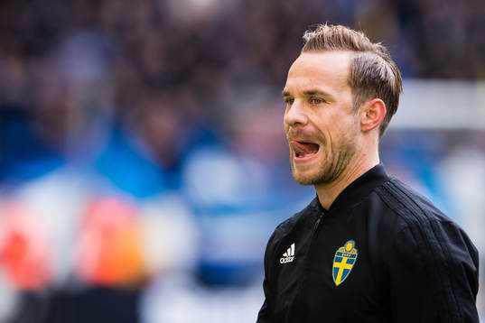 Domare Kristoffer Karlsson innan fotbollsmatchen i
