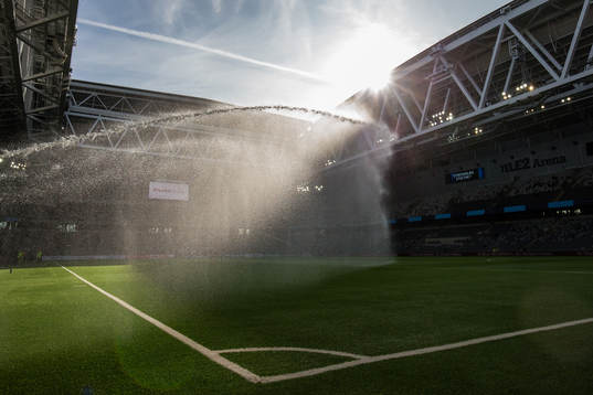 Planen på Tele2 Arena vattnas innan fotbollsmatchen i