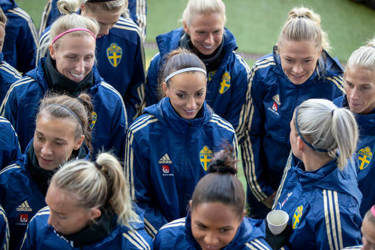 Kosovare Asllani och övriga i laget innan träning med det
