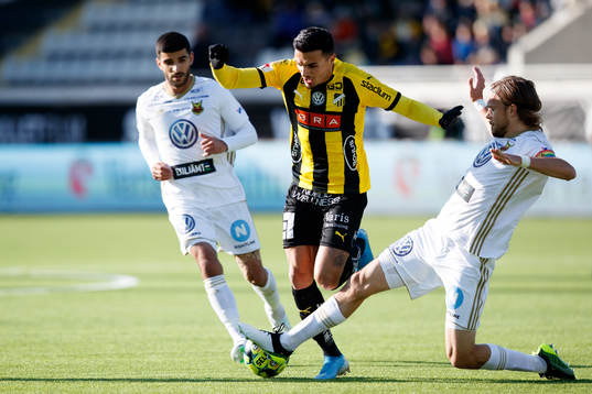Häckens Ahmed Yasin och Östersunds Tom Pettersson