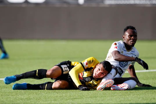Häckens Ahmed Yasin och Östersunds Sam Mensiro