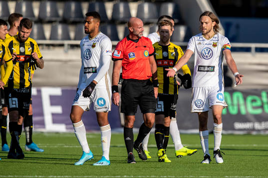 Östersunds Tom Pettersson snackar med domare Stefan