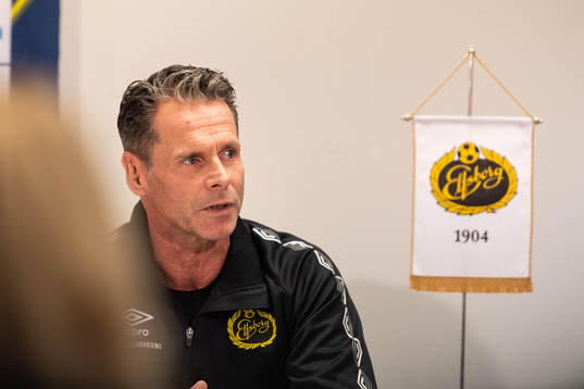 Damlagstränare Joakim Carlsson