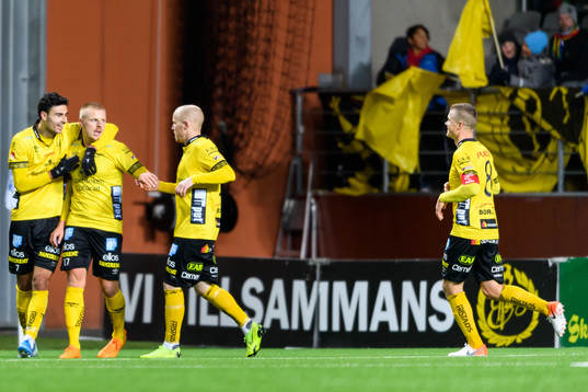 Elfsborgs Per Frick klappas om av Deniz Hümmet och Simon