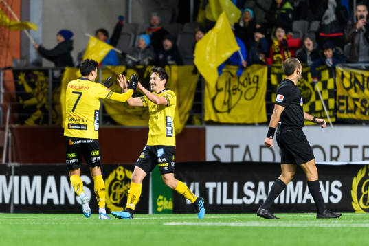 Elfsborgs Stefan Ishizaki jublar med Deniz Hümmet
