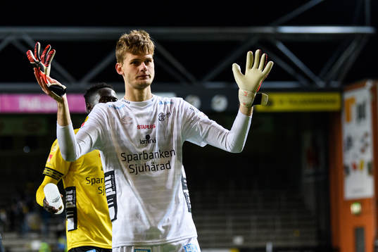Elfsborgs målvakt Tim Rönning jublar
